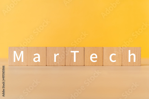 マーテックのイメージ｜「MarTech」と書かれた積み木 photo