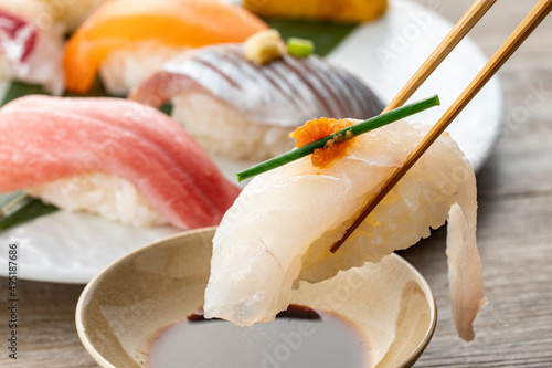 皿に盛られた握り寿司