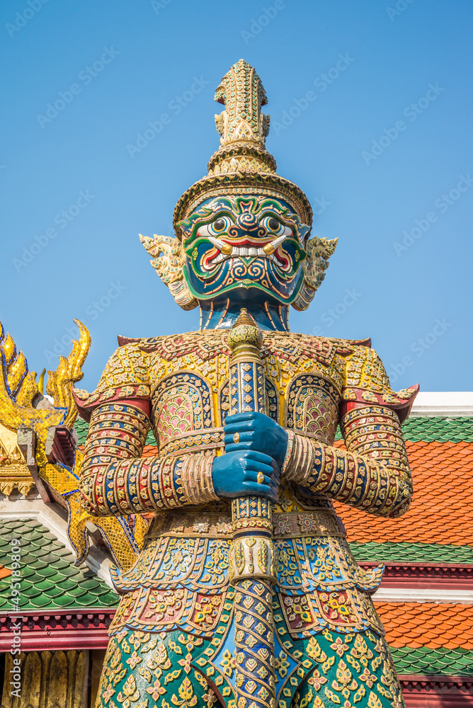 Obraz premium The giant statue in Wat Pra Kaew, The Grand Palace, blue sky, Thailand. Travel in Asia concept.