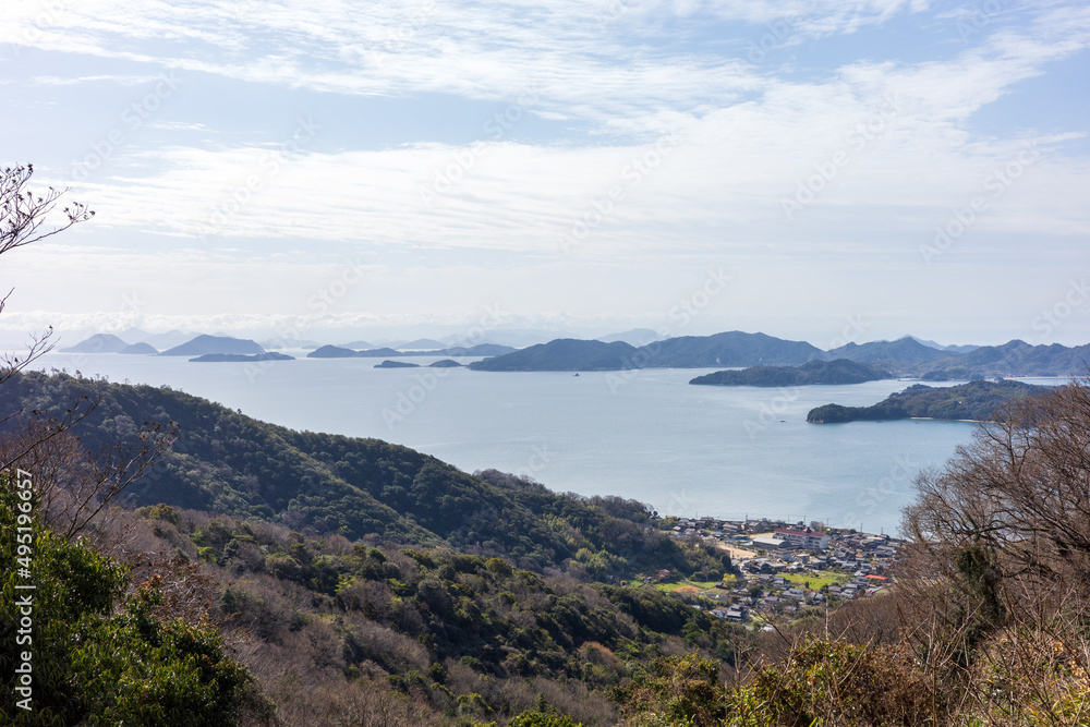 日本の岡山県笠岡市神島の栂の丸山の美しい風景