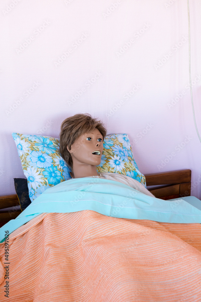 Mannequin en plastique, poupée étrange dans un lit d'hopital. Mannequin en plastique, poupée étrange dans un lit d'hopital.