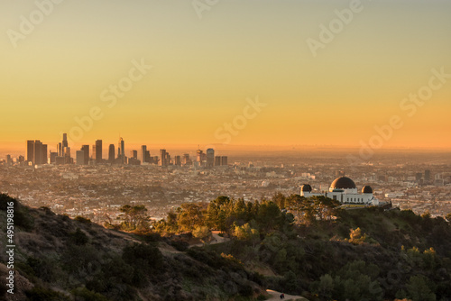 Tableau sur toile Los Angeles at sunrise with Griffith observatory