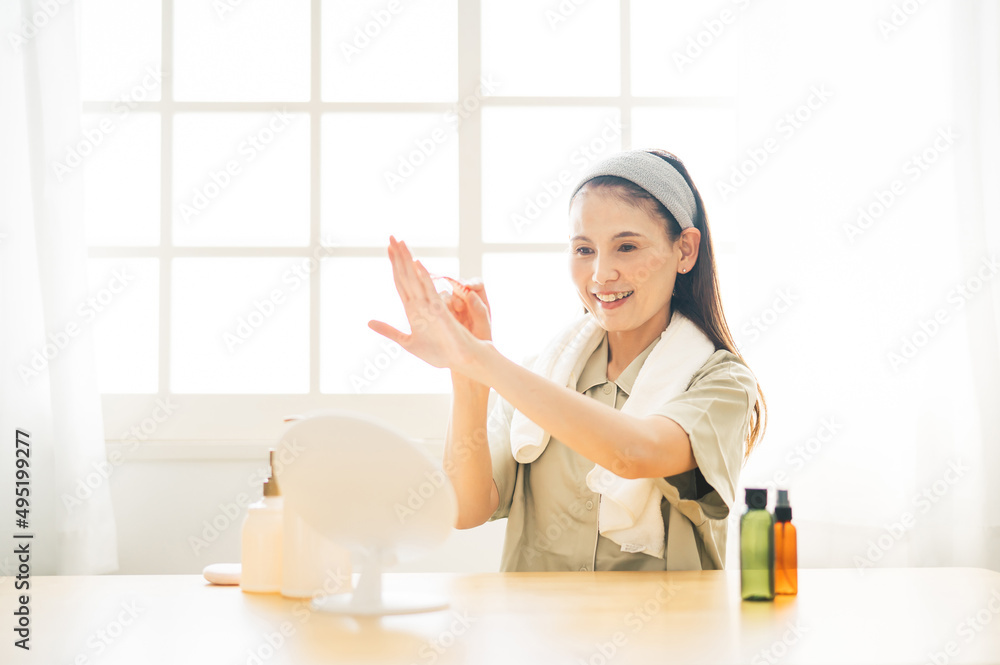 カミソリを使う中高年女性（腕）
