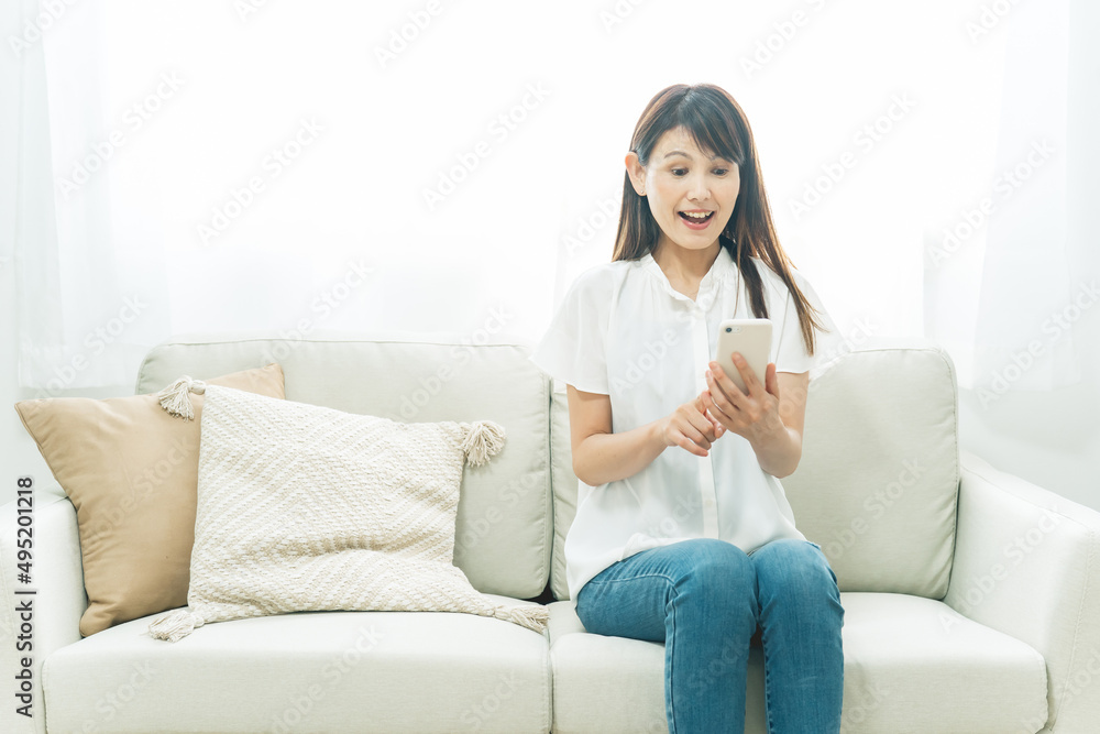 ソファに座る中高年女性
ソファに座る中高年女性