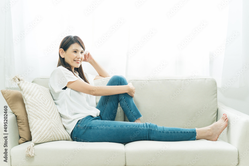 ソファに座るミドル世代の女性
