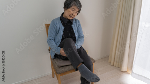 シニア女性の体操　右足を支えながらの曲げ伸ばし