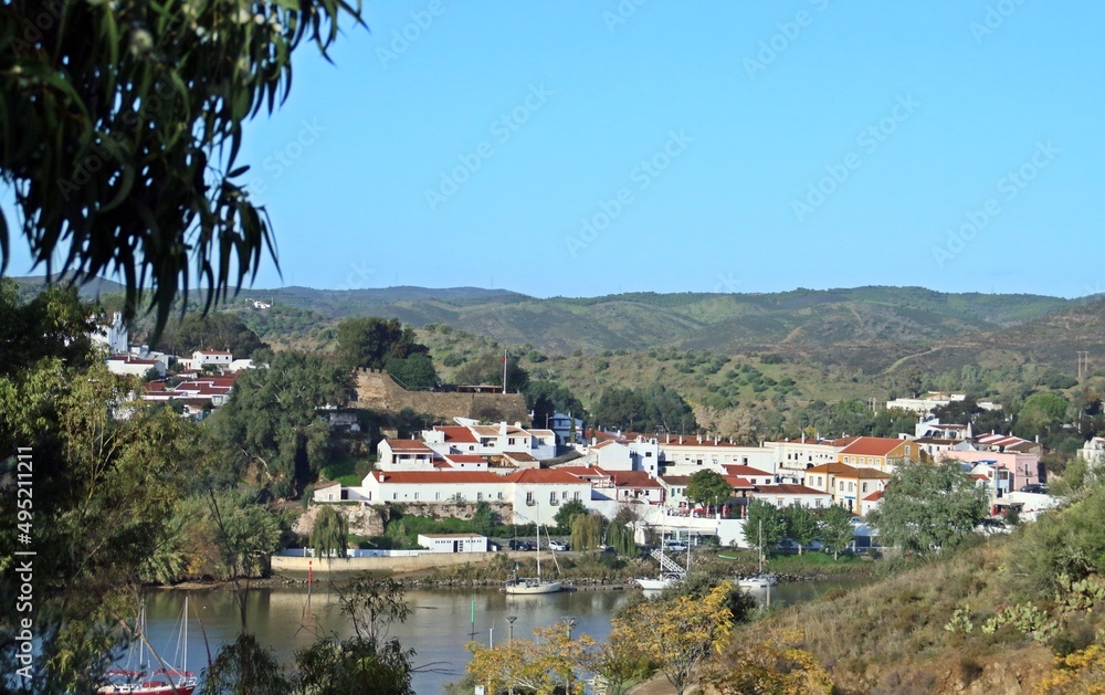 El pequeño pueblo de Alcoutim en el Algarve portugués. Pequeño pueblo con encanto con sus casas encaldas y situado a orillas del río Guadiana, en la frontera con España.
