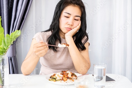 Foto Asian woman having problem with anorexia ,bored with food, and lost appetite