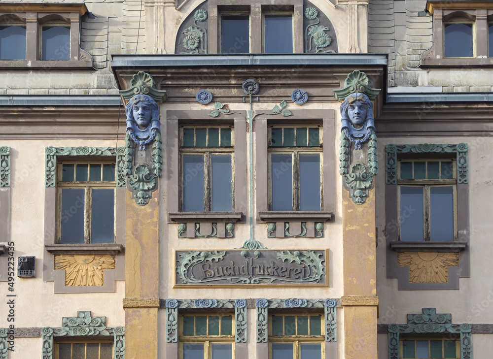 Obraz premium Historisches unbewohntes Haus