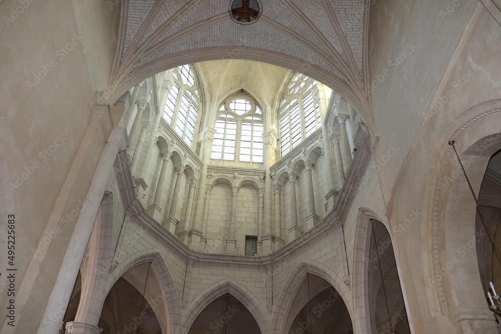 L'église Saint Eusèbe, église de style roman, ville de Auxerre, département de l'Yonne, France L'église Saint Eusèbe, église de style roman, ville de Auxerre, département de l'Yonne, France