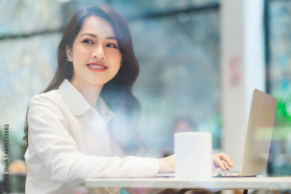 Asian businesswoman working at a cafe Asian businesswoman working at a cafe