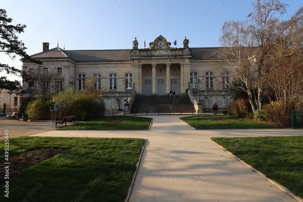 Obraz premium Le palais de justice, vue de l'extérieur, ville de Auxerre, département de l'Yonne, France