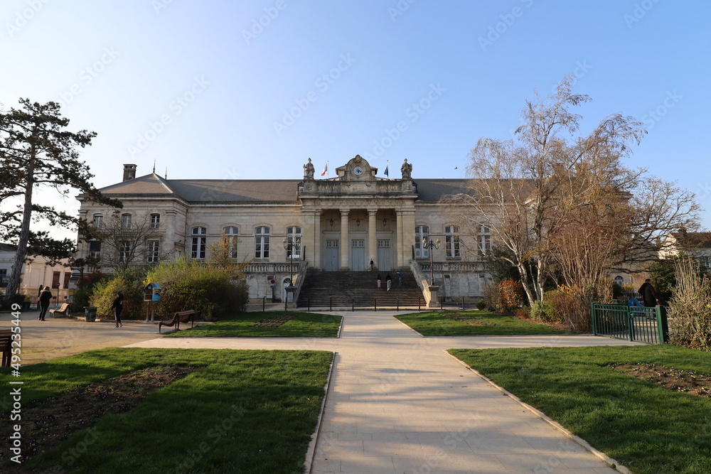 Le palais de justice, vue de l'extérieur, ville de Auxerre, département de l'Yonne, France