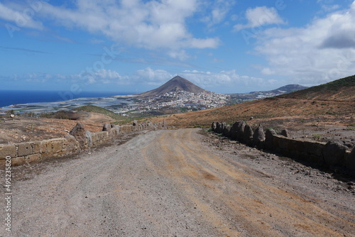 Weg, Trockenheit und Berg von Galdar auf Gran Canaria