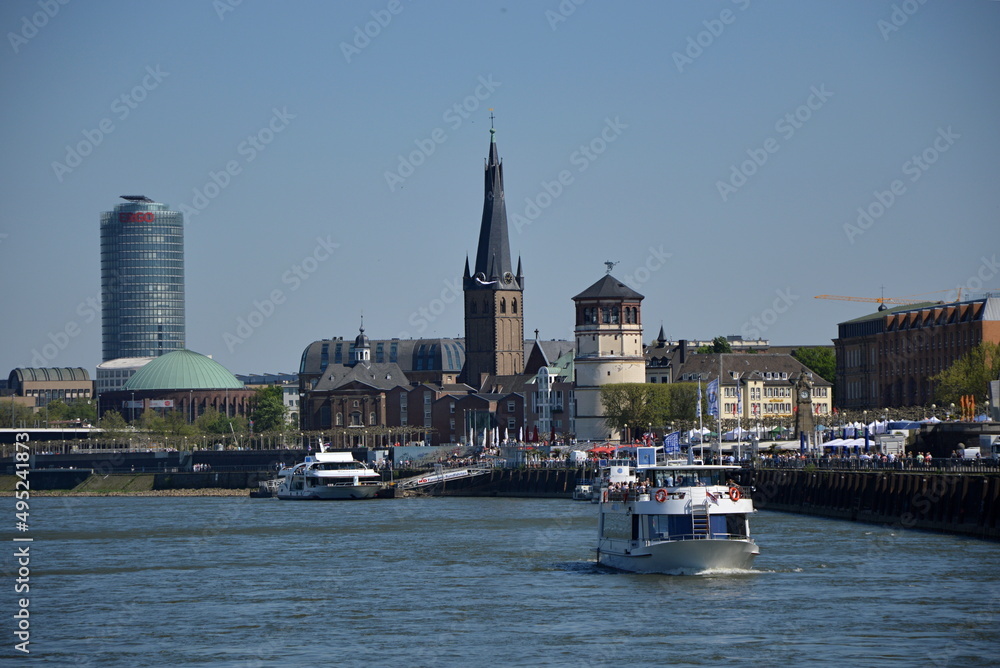 Fototapeta premium Panorama am Fluss Rhein in Düsseldorf, Nordrhein - Westfalen