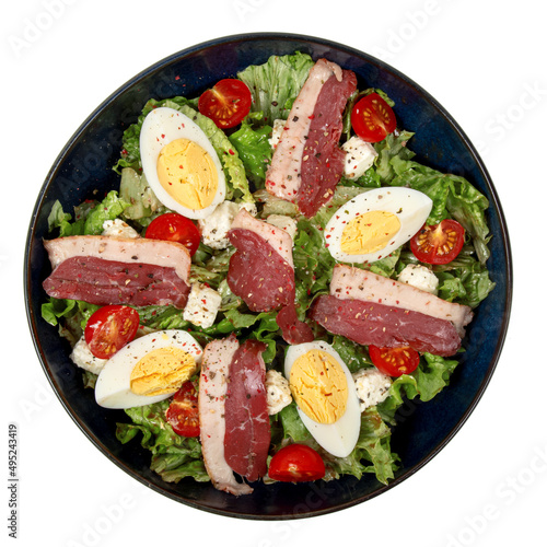 Salade magret de canard, oeuf, tomates cerises et laitue - détouré sur fond blanc photo