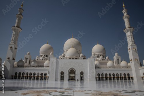 Schöne Weiß und Goldene Moschee in Abu Dhabi