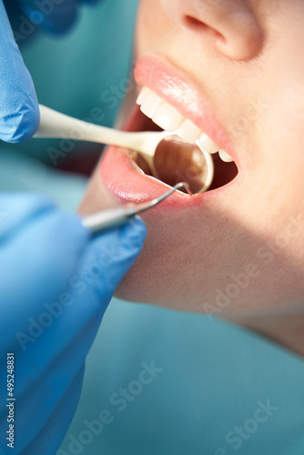 Obraz na płótnie Dentist examining woman teeth in dental clinic w salonie
