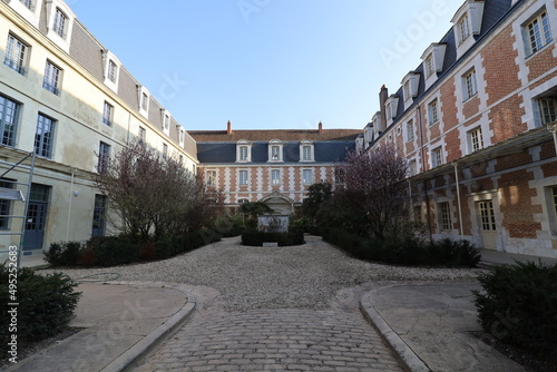 Fototapeta Naklejka Na Ścianę i Meble -  Le lycée Jacques Amyot, vue de l'extérieur, ville de Auxerre, département de l'Yonne, France