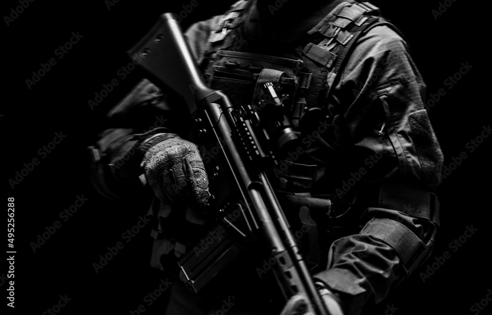軍用ライフルを構えた兵士 軍用ライフルを構えた兵士