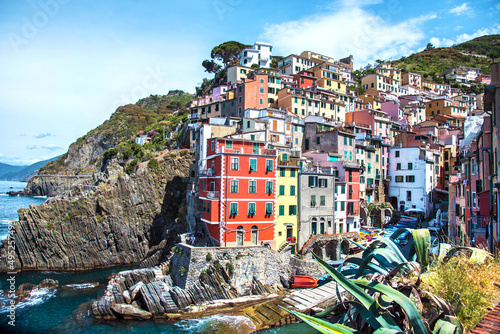 Obraz na płótnie Wonderful cityscape with colored houses in Riomaggiore, Cinque Terre, Italy. Amazing places. A popular vacation spot. w salonie