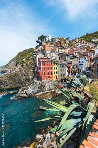 Obraz na płótnie Amazing cityscape with colored houses in Riomaggiore, Cinque Terre, Italy. Amazing places. A popular vacation spot. w salonie