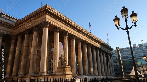 Colonnes de la façade du palais Brongniart à Paris, ancien siège de la Bourse française (France) photo