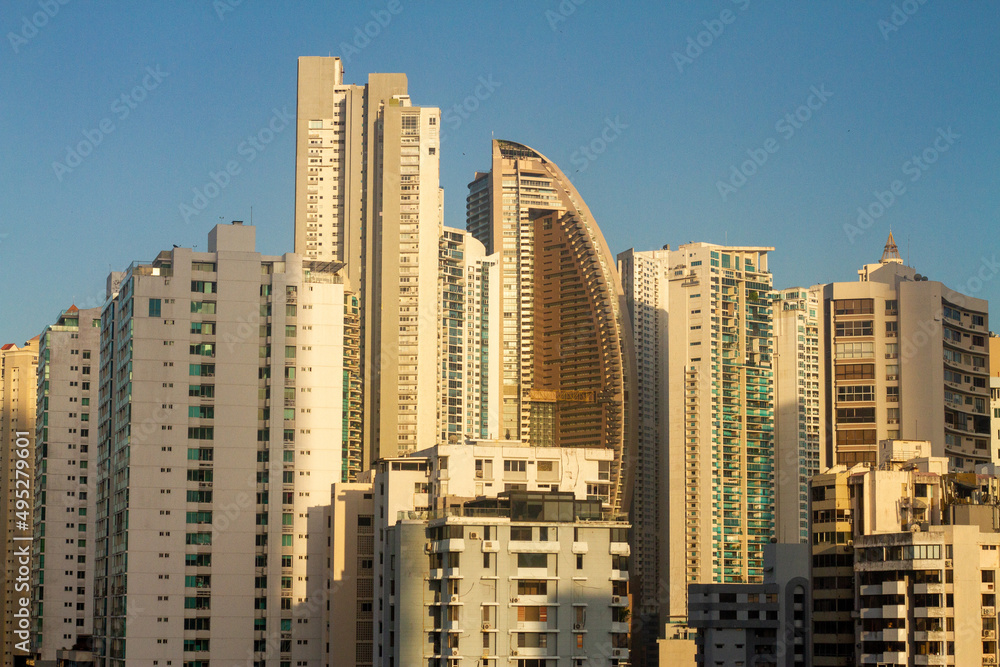 Vista de Predios e arranha céus no centro financeiro de grande cidade, cidade do Panama com pôr de sol