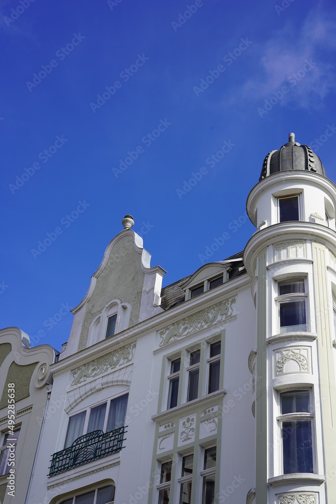 Jugendstilgebäude bei Sonnenschein in Lübeck