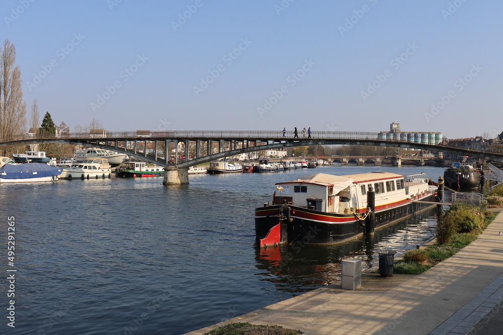 Fototapeta premium La passerelle de la liberté, passerelle sur la rivière Yonne, ville de Auxerre, département de l'Yonne, France