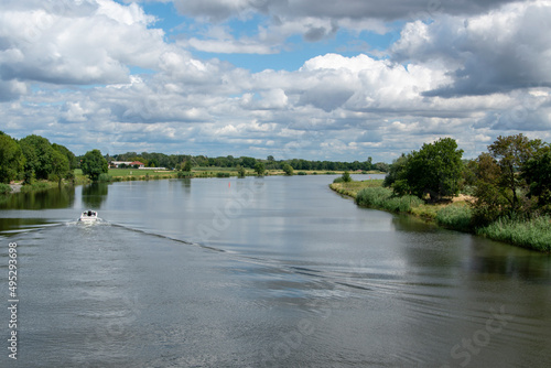Die Saale bei Calbe in Sachsen-Anhalt. Der Fluss Saale mündet bei Barby in die Elbe.