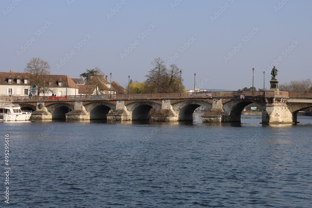 Le pont Paul Bert sur la rivière Yonne, ville de Auxerre, département de l'Yonne, France