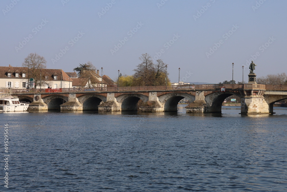 Le pont Paul Bert sur la rivière Yonne, ville de Auxerre, département de l'Yonne, France Le pont Paul Bert sur la rivière Yonne, ville de Auxerre, département de l'Yonne, France