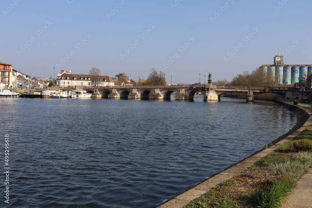 Obraz premium Le pont Paul Bert sur la rivière Yonne, ville de Auxerre, département de l'Yonne, France