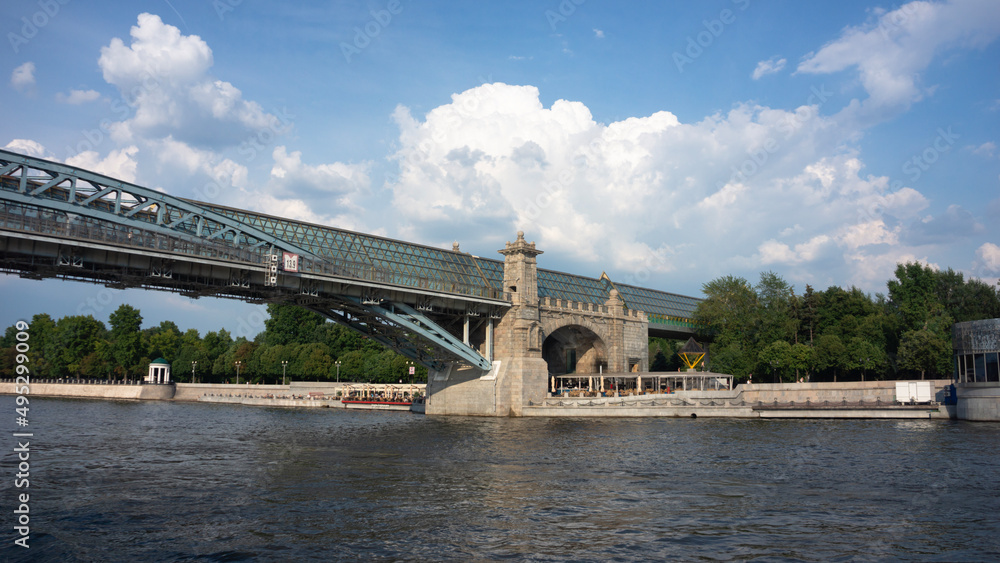 Obraz premium Pushkinsky (Andreevsky) pedestrian bridge over Moskva-river, Moscow