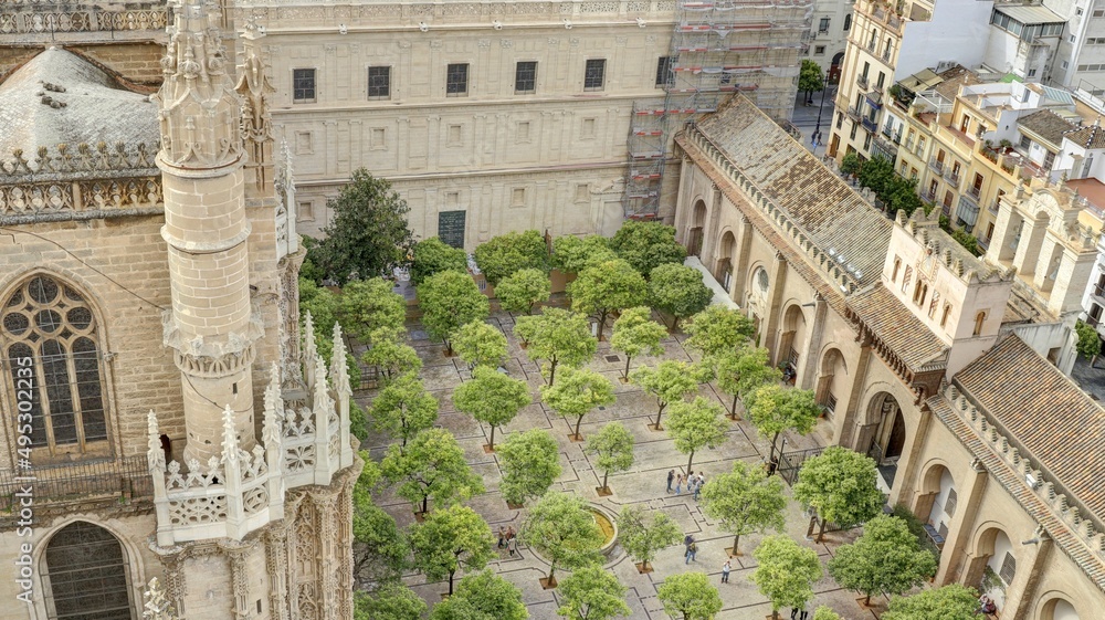 la ville de Séville vue depuis les hauteurs de la cathédrale avec ses toits, ses rues et ses églises