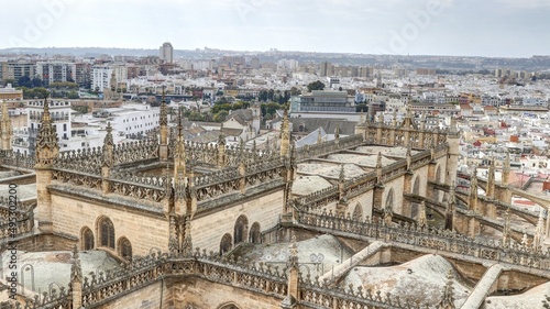 la ville de Séville vue depuis les hauteurs de la cathédrale avec ses toits, ses rues et ses églises © Lotharingia