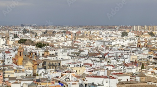 Fototapeta Naklejka Na Ścianę i Meble -  la ville de Séville vue depuis les hauteurs de la cathédrale avec ses toits, ses rues et ses églises