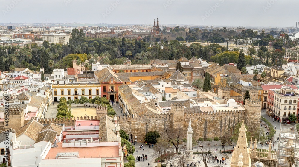 Obraz premium la ville de Séville vue depuis les hauteurs de la cathédrale avec ses toits, ses rues et ses églises