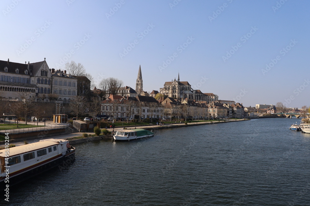 Vue d'ensemble de Auxerre le long de la rivière Yonne, ville de Auxerre, département de l'Yonne, France