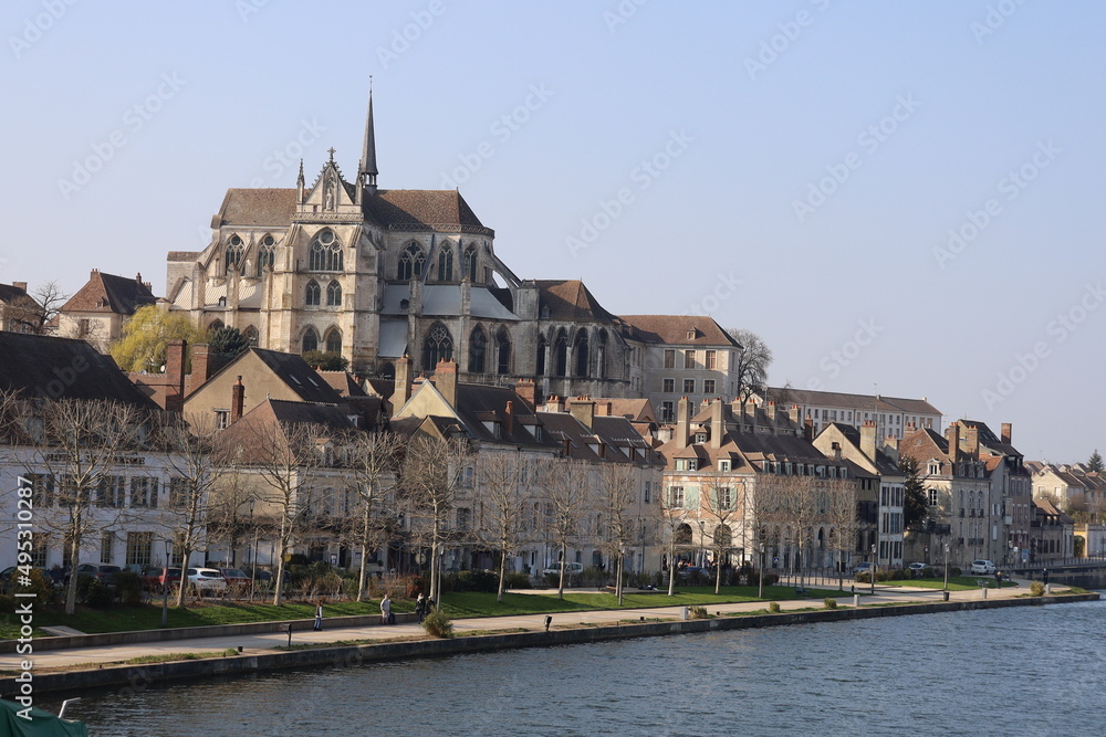 Obraz premium Vue d'ensemble de Auxerre le long de la rivière Yonne, ville de Auxerre, département de l'Yonne, France