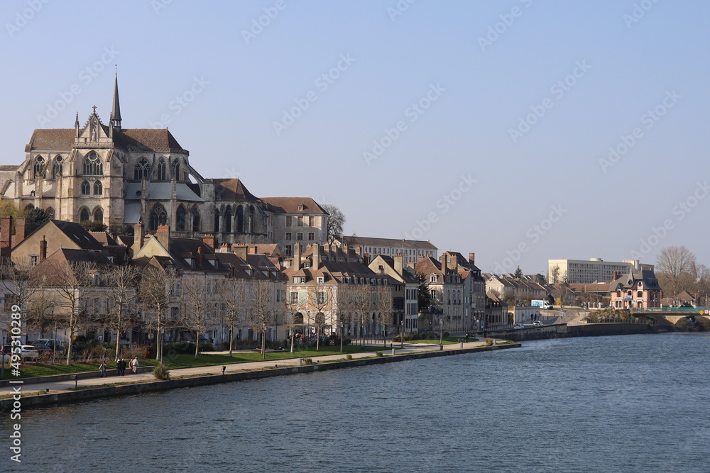 Vue d'ensemble de Auxerre le long de la rivière Yonne, ville de Auxerre, département de l'Yonne, France
