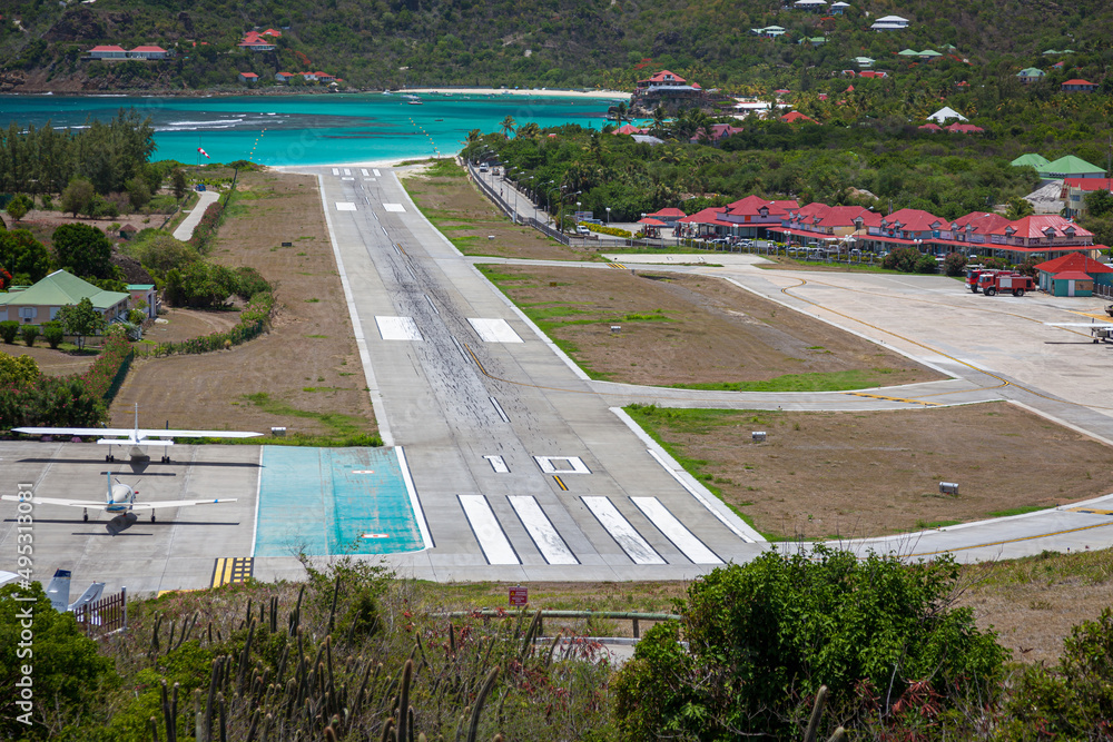 Photo of the runway of the airport at St Bart's in the Caribbean - obrazy, fototapety, plakaty 