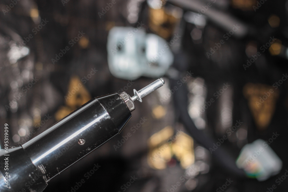 Foto de Rivet gun, applicator and rivets. Installing the speaker in the