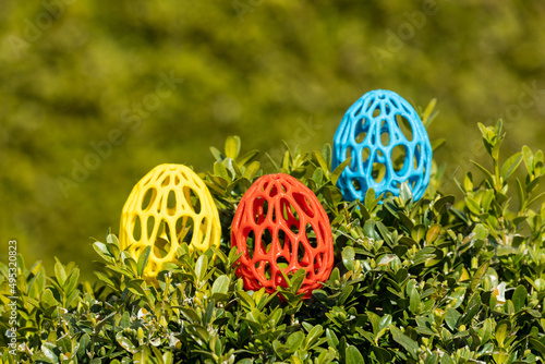 3D-Druck Eier auf grünem Busch