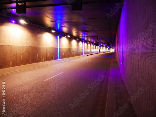 Le tunnel souterrain du jardin des Tuileries, transition ou passage entre les rives de Seine et les jardins, lumineux avec des spots rouges, bleus et violets © Nicolas Vignot