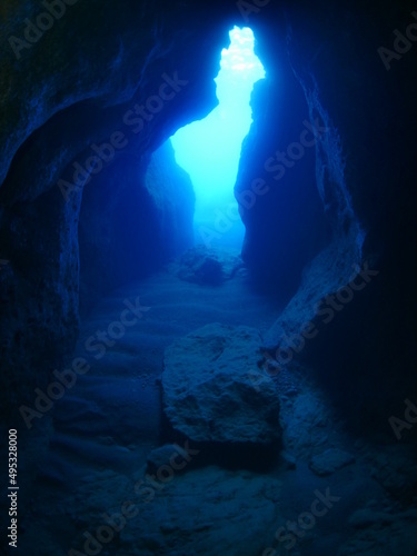 cave scenery underwater deep blue water ocean scenery 