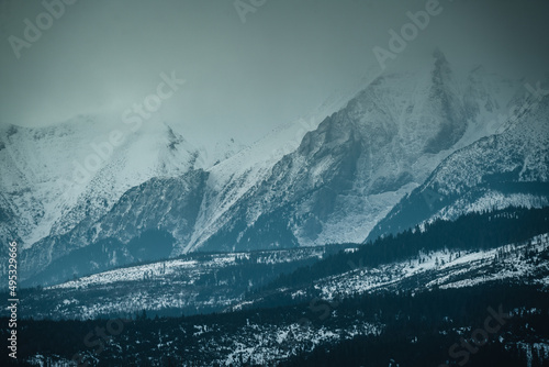 Fototapeta Naklejka Na Ścianę i Meble -  Tatry Wysokie o świcie, zima, szczyty w chmurach, Karpaty, widok z przełęczy nad Łapszanką.