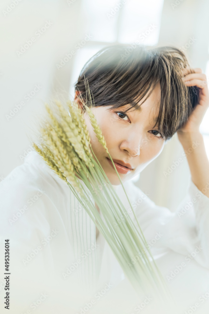 Naklejka premium 麦の稲穂を持った女性 収穫 豊穣