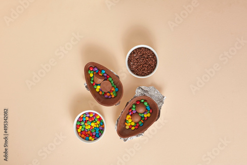 Ovos de páscoa de chocolate em cima de mesa cor e seleção de ovos chocolates e ingredientes